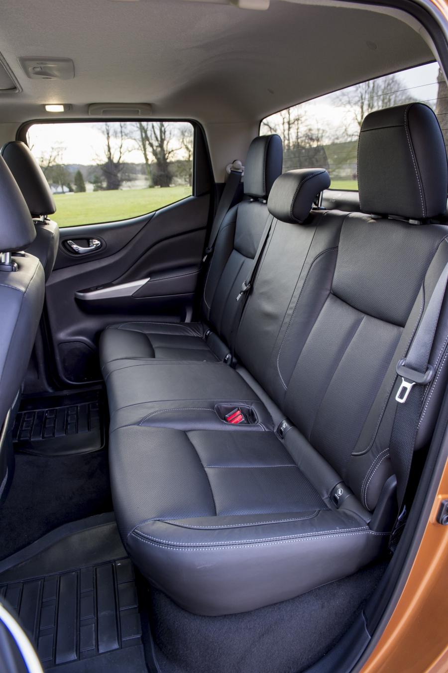  Nissan NP300 Navara Double Cab 2016 года  (UK) (фото 27 из 30)